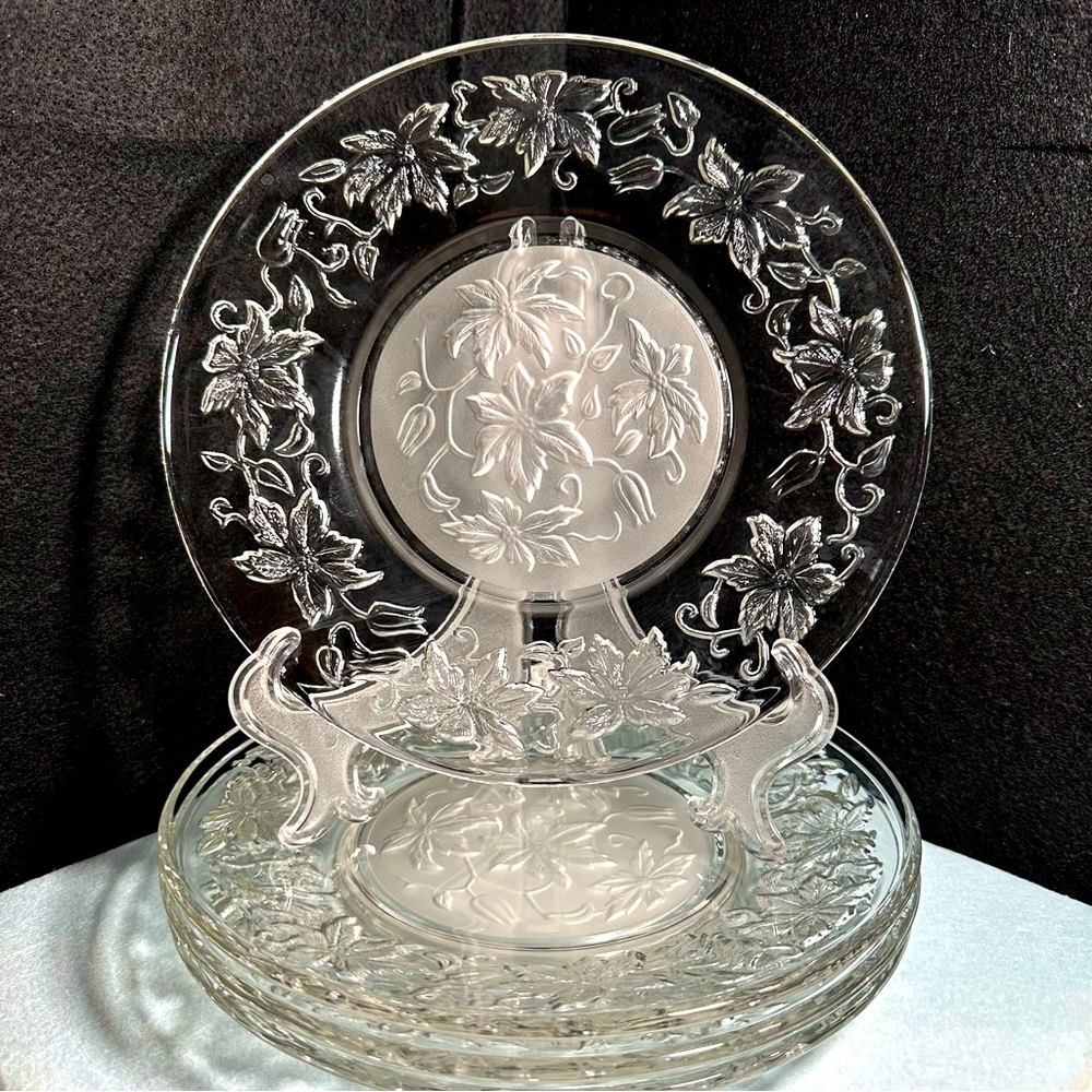 Princess House Fantasia Poinsettia 8" Plates –Discontinued, Perfect for Holidays